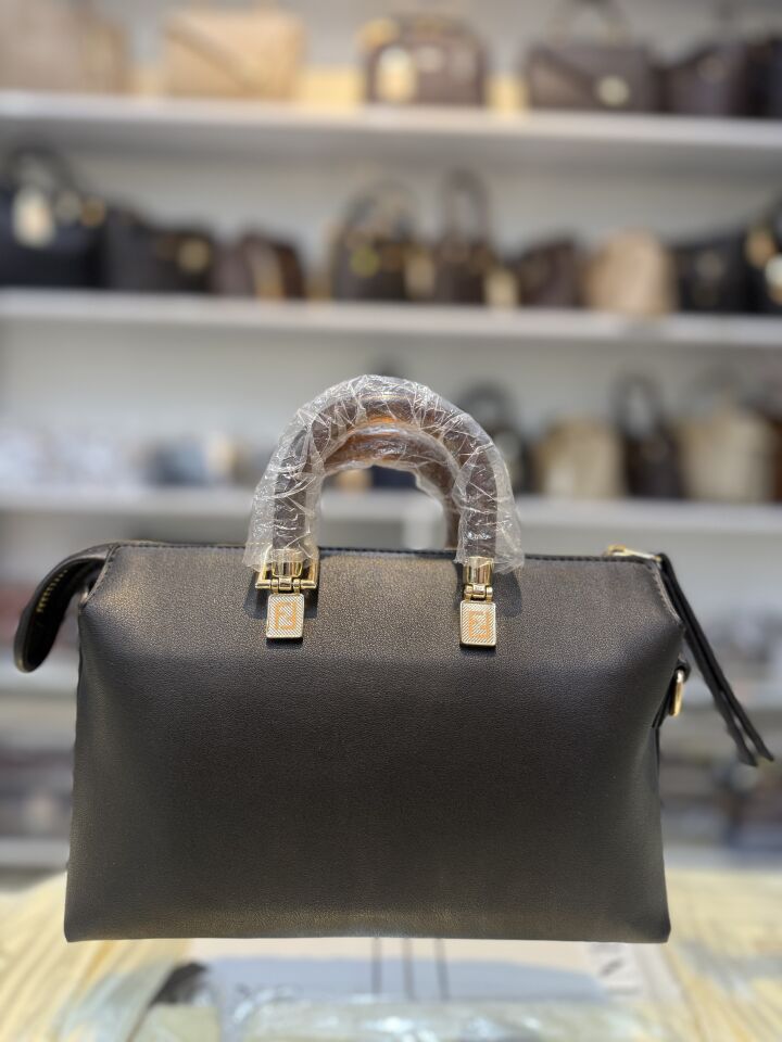 FENDİ ÇANTA Siyah